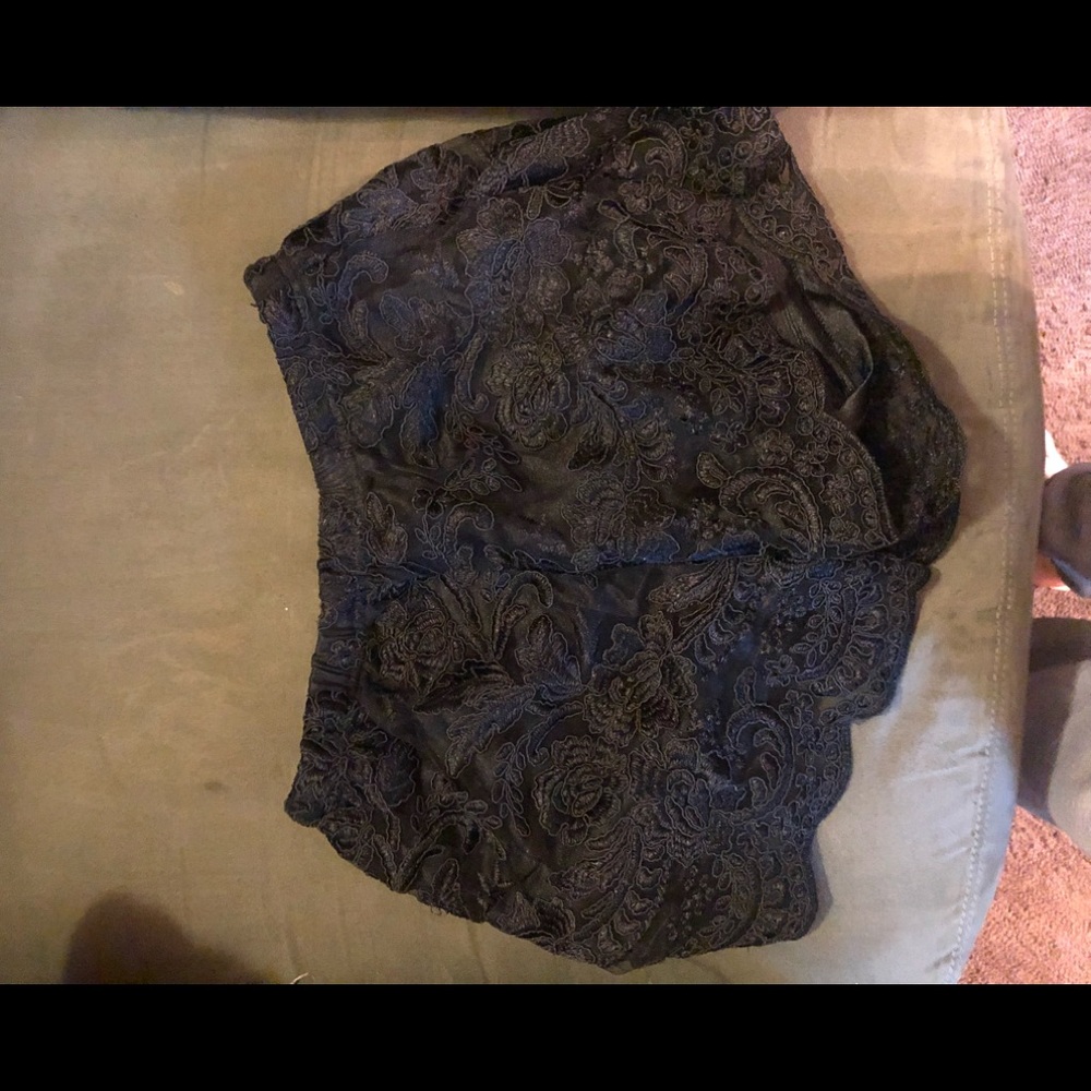 ❗️SOLD❗️NWOT Black lace booty shorts